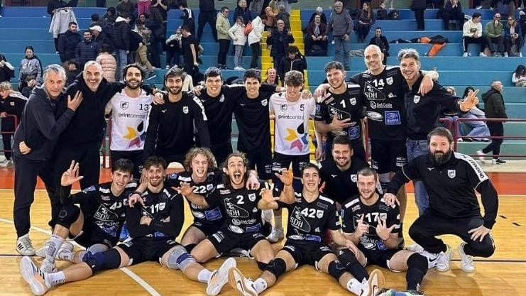 La formazione dell’Upc Sdh festeggia dopo la vittoria La formazione dell’Upc Sdh festeggia dopo la vittoria