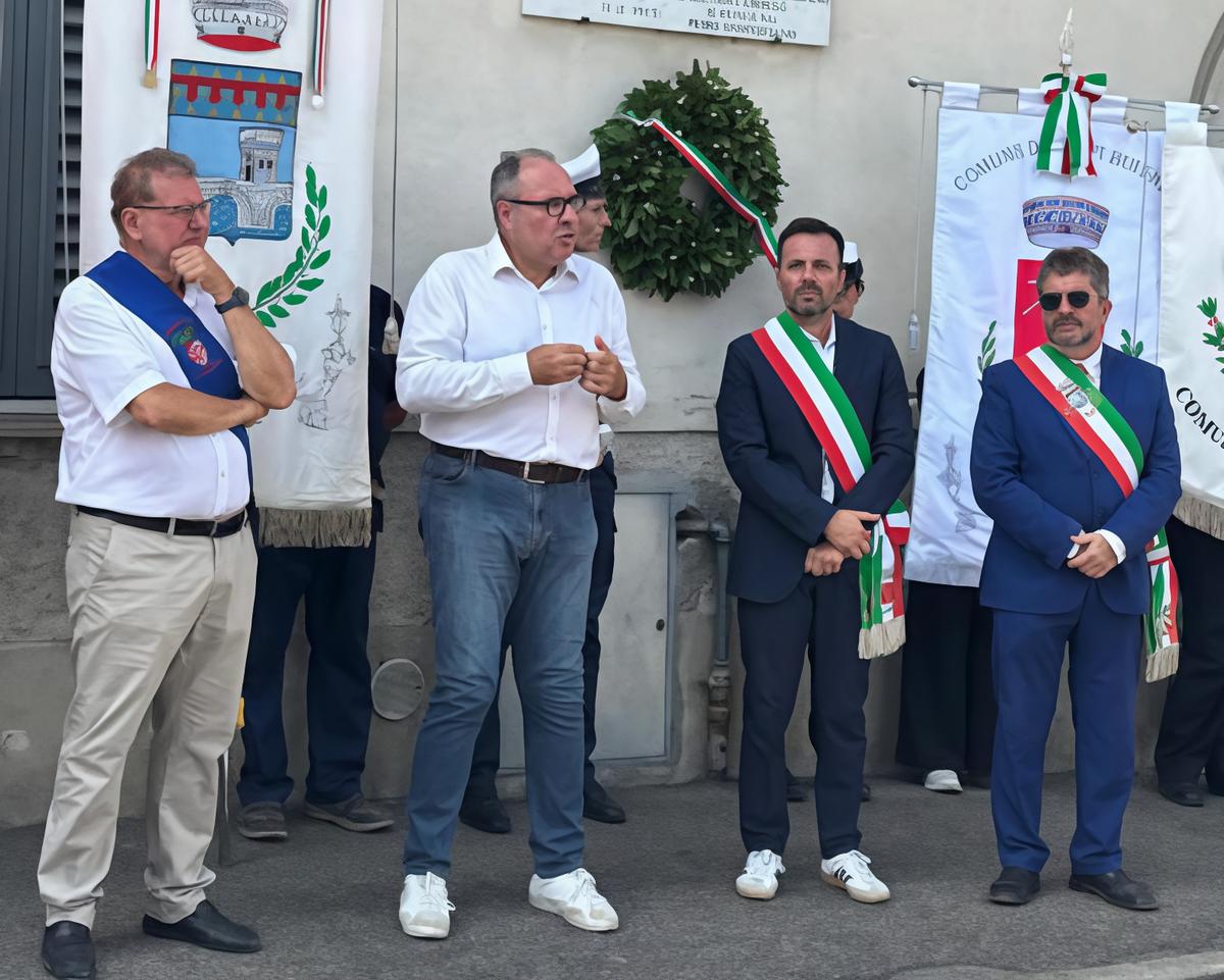 https://www.lanazione.it/image-service/view/acePublic/alias/contentid/YzI5M2RjZTQtZTY5OS00/0/non-dimentichiamo-chi-e-morto-per-la-liberta.jpeg?f=1.91:1&w=1200