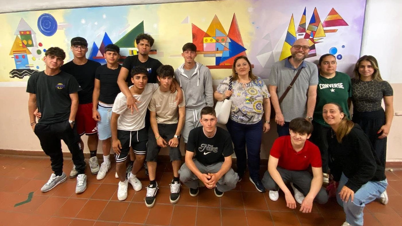 Gli alunni della 4^ DCV davanti al murales da loro realizzato per il progetto «Ti do una mano» Gli alunni della 4^ DCV davanti al murales da loro realizzato per il progetto «Ti do una mano»