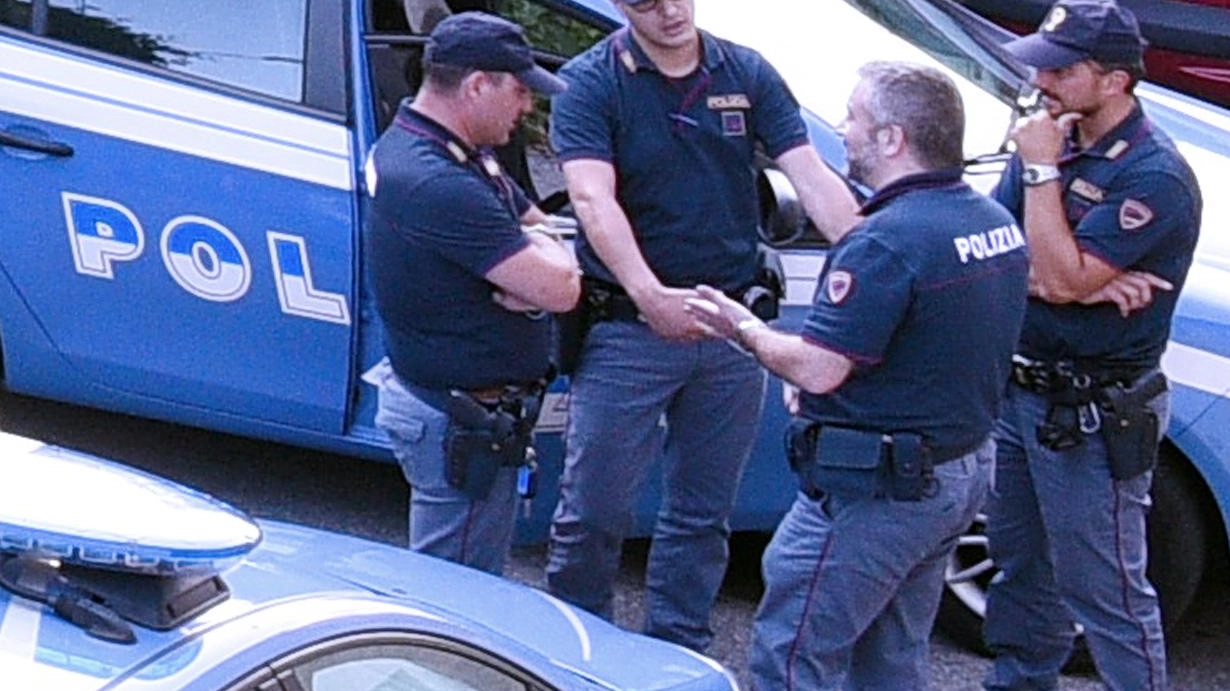 Prosegue fino a Marina di Massa la task force delle volanti prevista dal prefetto Guido Aprea e dal questore Santi Allegra. Importante dispiegamento di pattuglie sul territorio provinciale . Prosegue fino a Marina di Massa la task force delle volanti prevista dal prefetto Guido Aprea e dal questore Santi Allegra. Importante dispiegamento di pattuglie sul territorio provinciale .