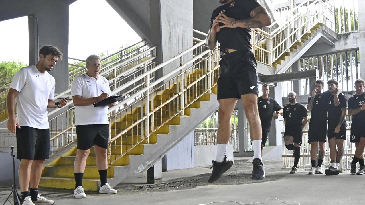 I calciatori della Massese durante un allenamento allo stadio I calciatori della Massese durante un allenamento allo stadio