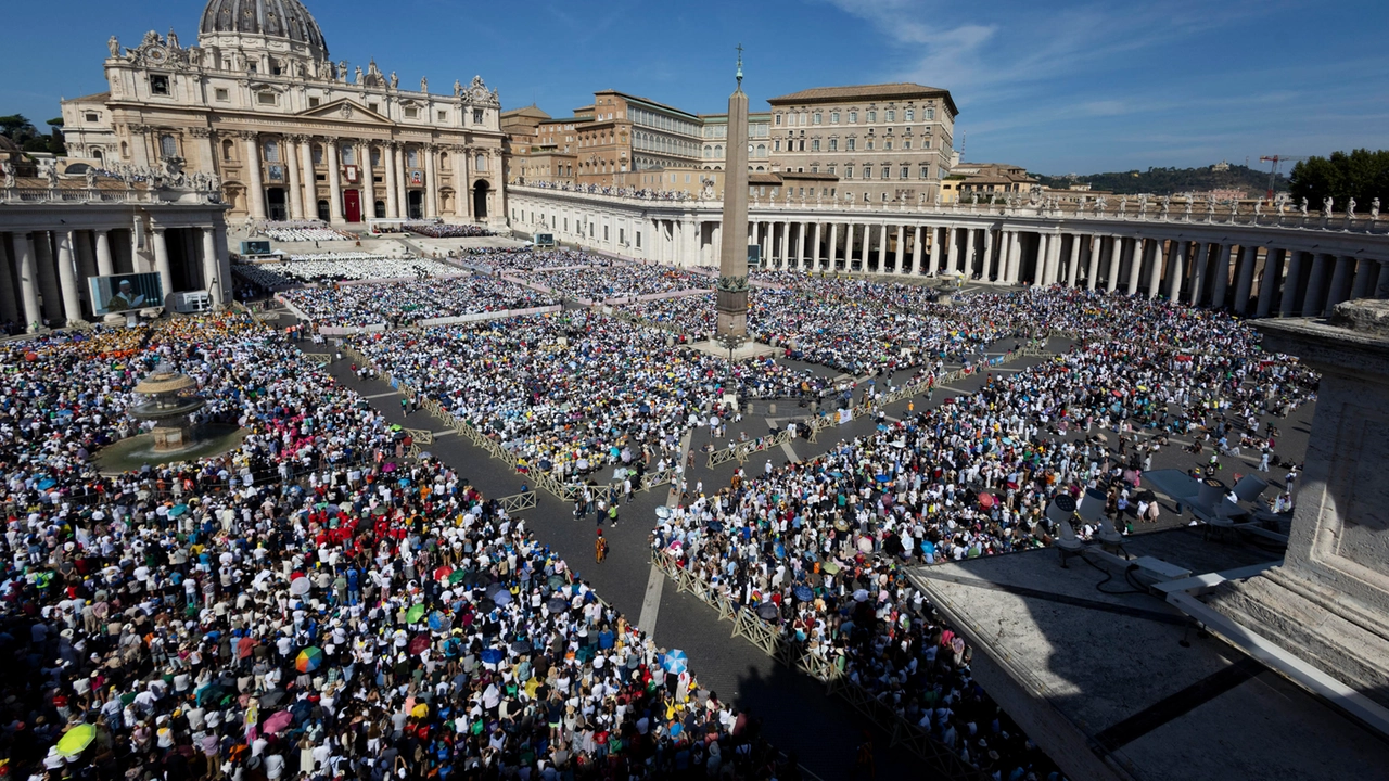 Piazza San Pietro: per la messa di canonizzazione presenti 80mila persone Piazza San Pietro: per la messa di canonizzazione presenti 80mila persone