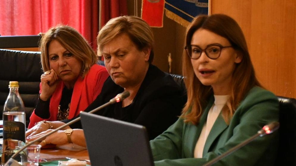 Lucia Annibali con Dina Dell’Ertole e Rosaria Bonotti durante l’incontro di ieri a Palazzo Ducale (foto di Paola Nizza) Lucia Annibali con Dina Dell’Ertole e Rosaria Bonotti durante l’incontro di ieri a Palazzo Ducale (foto di Paola Nizza)