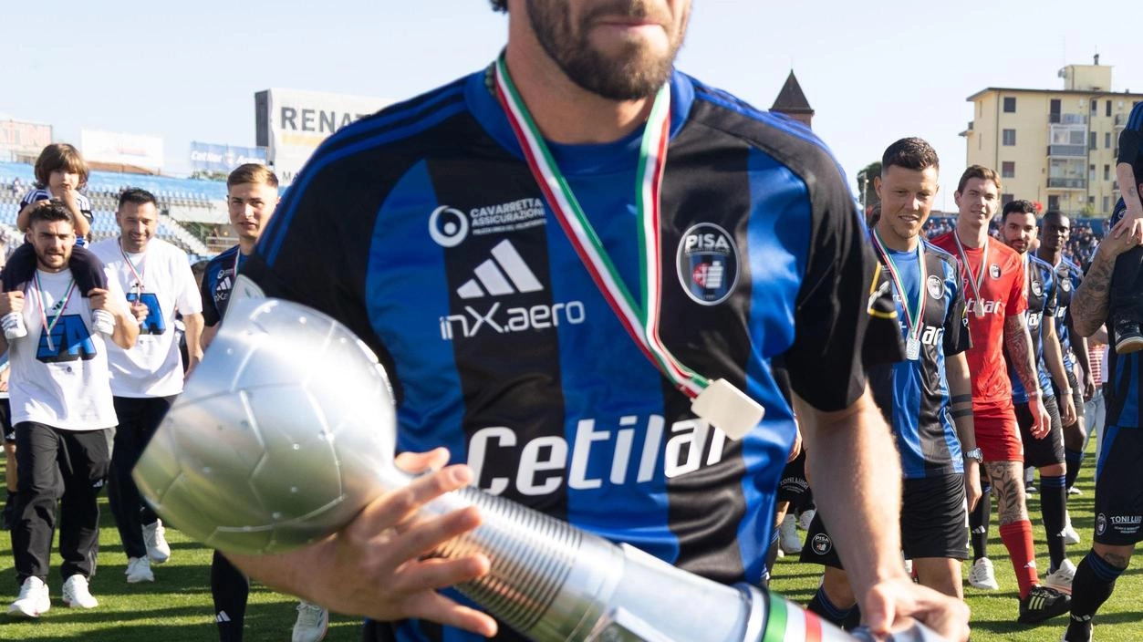 Decine di migliaia a Pisa per la parata della squadra nerazzurra. Emozioni e festeggiamenti con striscioni e cori. Decine di migliaia a Pisa per la parata della squadra nerazzurra. Emozioni e festeggiamenti con striscioni e cori.