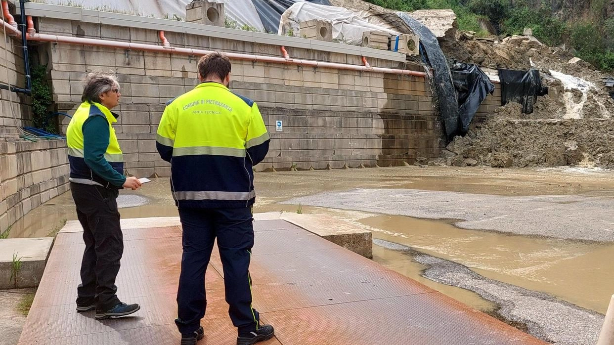 Il crollo dell’argine all’interno della discarica avvenuto il 6 maggio 2024 Il crollo dell’argine all’interno della discarica avvenuto il 6 maggio 2024