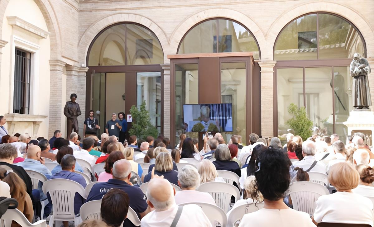 Folla al Santuario della Spogliazione. Le testimonianze dei pellegrini:: "É una guida per i più giovani" Folla al Santuario della Spogliazione. Le testimonianze dei pellegrini:: "É una guida per i più giovani"