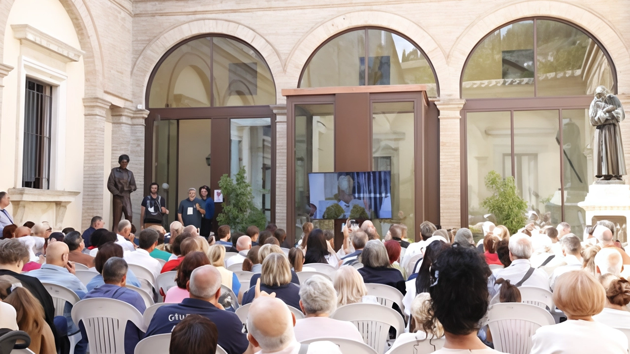 Maxischermi e migliaia di persone per seguire la messa in diretta dal Vaticano Maxischermi e migliaia di persone per seguire la messa in diretta dal Vaticano