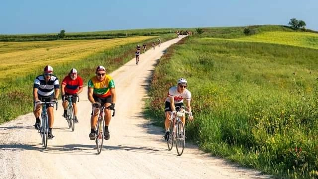 Eroica Montalcino accoglie ciclisti da tutto il mondo per un weekend di sport e cultura tra le colline toscane. Eroica Montalcino accoglie ciclisti da tutto il mondo per un weekend di sport e cultura tra le colline toscane.