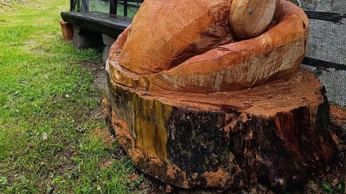 Una delle sculture realizzate dagli artisti del luogo lungo il percorso che parte da Pianosinatico