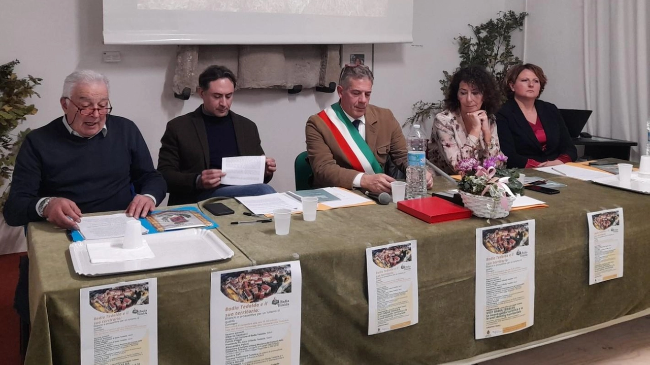 Il summit dei comuni della vallata ha messo in evidenza che i visitatori ci sono nei paesi. Quello che manca per Polcri sindaco di Anghiari è un ventaglio di proposte per chi arriva. Il summit dei comuni della vallata ha messo in evidenza che i visitatori ci sono nei paesi. Quello che manca per Polcri sindaco di Anghiari è un ventaglio di proposte per chi arriva.
