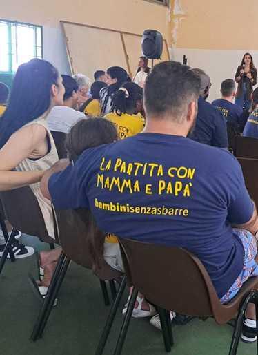 https://www.lanazione.it/image-service/view/acePublic/alias/contentid/YzIyOTllODUtYjJjMS00/0/partita-con-mamma-e-papa-don-bosco-sfida-damore-la-luce-in-stanze-buie.jpeg