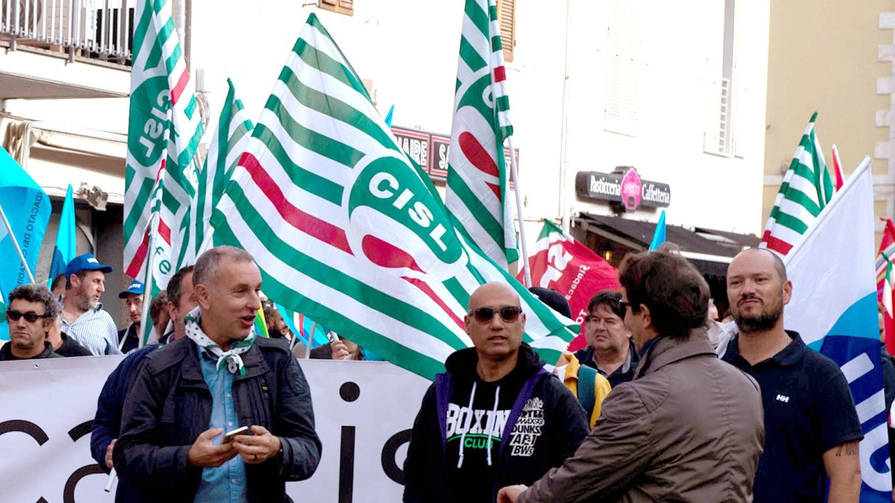 La Regione autorizza lo stoccaggio dei gessi rossi nell’ex bacino Solmine. I sindacati: "L’azienda adesso dia certezze sulla ripresa della produzione". La Regione autorizza lo stoccaggio dei gessi rossi nell’ex bacino Solmine. I sindacati: "L’azienda adesso dia certezze sulla ripresa della produzione".