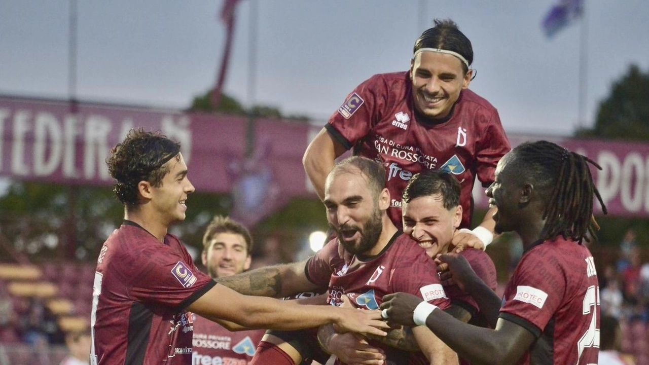 Riccardo Ladinetti sommerso dagli abbracci dei compagni dopo il gol (foto Bongianni per Germogli Riccardo Ladinetti sommerso dagli abbracci dei compagni dopo il gol (foto Bongianni per Germogli
