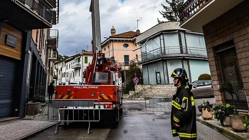 La presidente della Giunta umbra, Donatella Tesei, annuncia nuove risorse per l'autonoma sistemazione dei terremotati di Pierantonio e Sant'Orfeto e fondi in arrivo per la ricostruzione post-sisma del 2016. La ricostruzione privata è al 90% completata, con l'obiettivo di concludere anche quella pubblica nella nuova legislatura. La regione ha attivato interventi per assistere le popolazioni colpite e ha richiesto la proroga dello stato di emergenza per garantire ulteriori aiuti. La presidente della Giunta umbra, Donatella Tesei, annuncia nuove risorse per l'autonoma sistemazione dei terremotati di Pierantonio e Sant'Orfeto e fondi in arrivo per la ricostruzione post-sisma del 2016. La ricostruzione privata è al 90% completata, con l'obiettivo di concludere anche quella pubblica nella nuova legislatura. La regione ha attivato interventi per assistere le popolazioni colpite e ha richiesto la proroga dello stato di emergenza per garantire ulteriori aiuti.