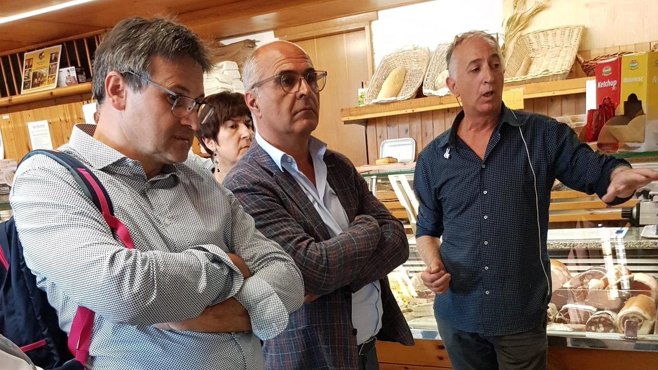 Giovanni Torri (a destra) nella Bottega delle Terre del Magra a Fiumaretta Giovanni Torri (a destra) nella Bottega delle Terre del Magra a Fiumaretta