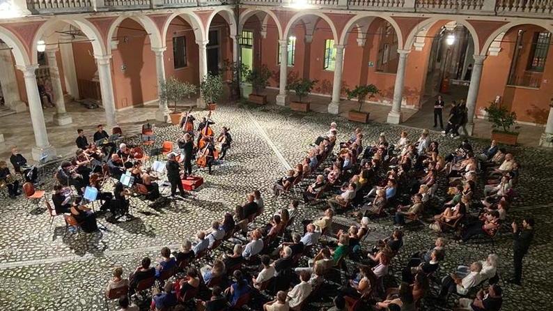 https://www.lanazione.it/image-service/view/acePublic/alias/contentid/YzIzYWE4NjgtMDU3MS00/0/il-festival-sinfonico-al-via-la-32a-edizione-con-sette-concerti-tra-mozart-lirica-e-jazz.jpeg?f=16:9&w=1200&h=630