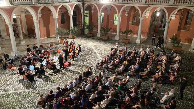 Due le location: il cortile di Palazzo Ducale e il parco di Villa Rinchiostra. Un programma variegato, dal classicismo alla musica contemporanea. Si parte giovedì con l’Orchestra Scarlatti diretta da Paolo Biancalana. . Due le location: il cortile di Palazzo Ducale e il parco di Villa Rinchiostra. Un programma variegato, dal classicismo alla musica contemporanea. Si parte giovedì con l’Orchestra Scarlatti diretta da Paolo Biancalana. .