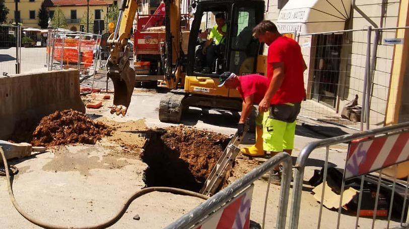 Il cantiere all’Antella per la sistemazione della nuova rete fognaria. Grazie ai lavori, secondo Comune e Publiacqua, sono stati evitati allagamenti Il cantiere all’Antella per la sistemazione della nuova rete fognaria. Grazie ai lavori, secondo Comune e Publiacqua, sono stati evitati allagamenti