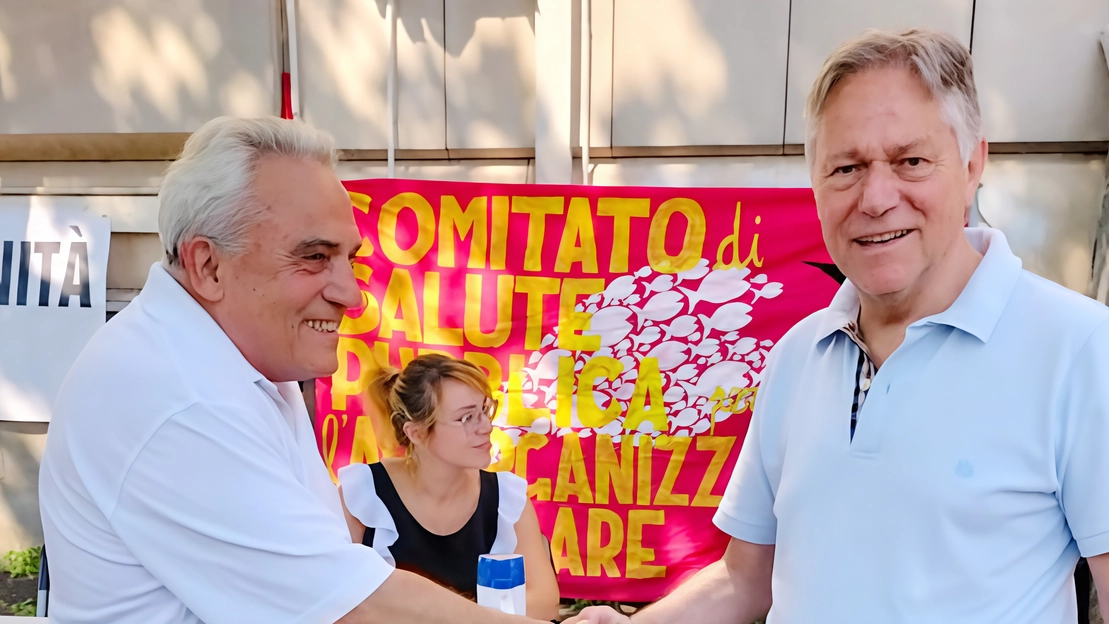 La raccolta firme con la presenza dei sindaci Mastrini e Valettini (Foto Pasquali)