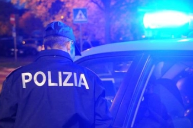 Un'agente della polizia in una foto di repertorio. Le indagini su quanto accaduto fuori da una discoteca di Pontedera proseguono