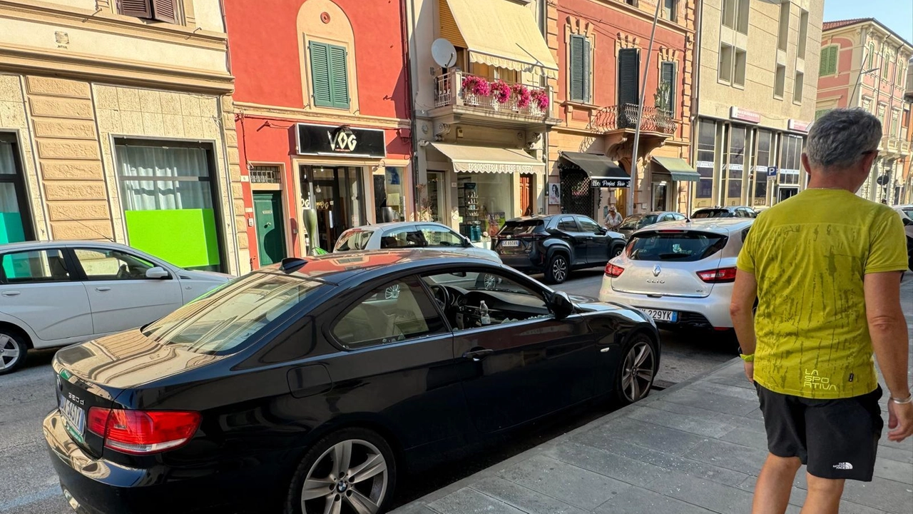 A Viareggio, aumentano i furti nelle auto con vetri sfondati e danni ingenti. Residenti esasperati chiedono interventi urgenti per contrastare i malviventi che colpiscono nel centro e in altre zone della città. A Viareggio, aumentano i furti nelle auto con vetri sfondati e danni ingenti. Residenti esasperati chiedono interventi urgenti per contrastare i malviventi che colpiscono nel centro e in altre zone della città.