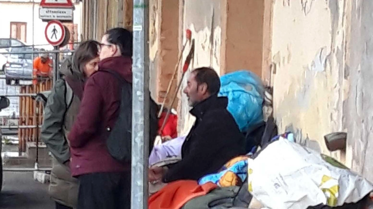 In una decina erano tornati dopo l’allontanamento del 7 febbraio. Questa volta Rfi recinterà la zona per impedire nuovi accessi In una decina erano tornati dopo l’allontanamento del 7 febbraio. Questa volta Rfi recinterà la zona per impedire nuovi accessi