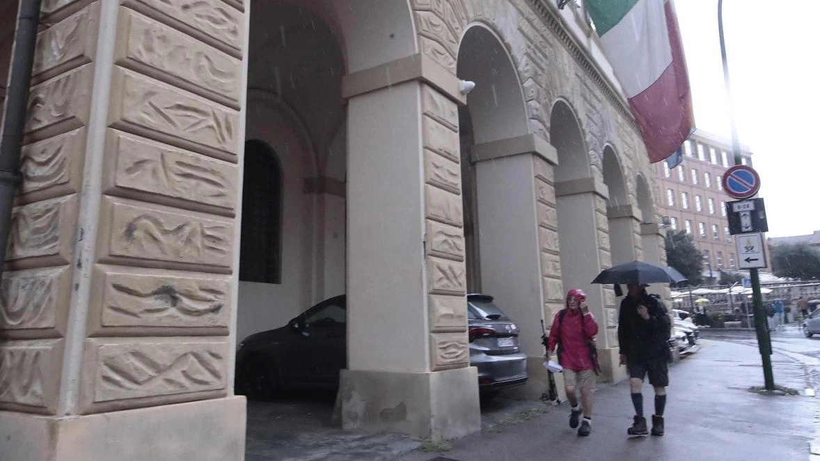 La storica sede della Guardia di Finanza in via Curtatone; poco distante, in piazza Matteotti, sono dislocati alcuni uffici La storica sede della Guardia di Finanza in via Curtatone; poco distante, in piazza Matteotti, sono dislocati alcuni uffici