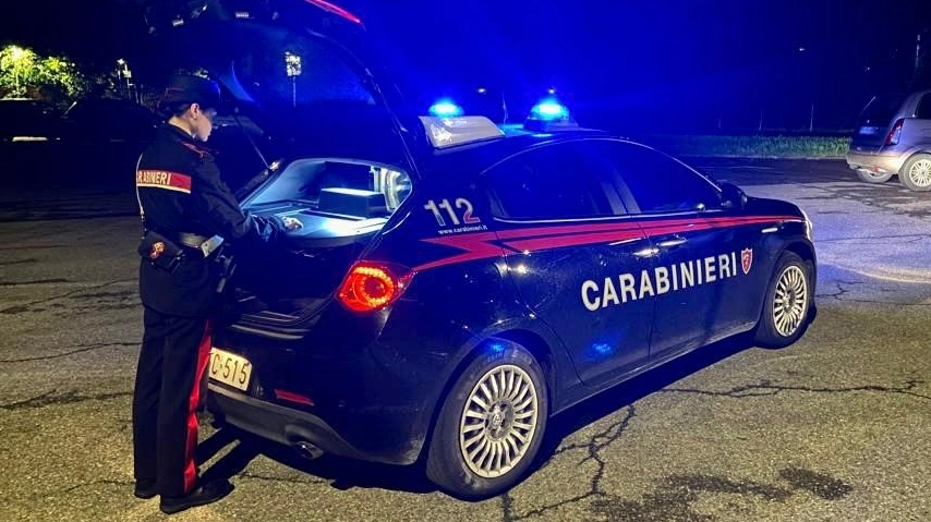 Auto dei carabinieri in un'immagine di repertorio. Arrestato il gestore di un club per scambisti di Pistoia Auto dei carabinieri in un'immagine di repertorio. Arrestato il gestore di un club per scambisti di Pistoia