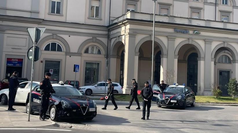 Rissa a bottigliate a Fontivegge. Terrore tra i passanti, 5 arresti Rissa a bottigliate a Fontivegge. Terrore tra i passanti, 5 arresti