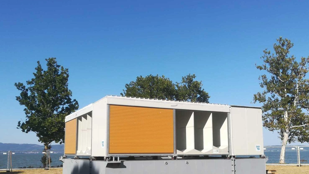 Castiglione, è in fase di assemblaggio sulla riva del Trasimeno. Piattaforma quadrata di 8 metri per ciascun lato, alimentata con sole energie rinnovabili. Castiglione, è in fase di assemblaggio sulla riva del Trasimeno. Piattaforma quadrata di 8 metri per ciascun lato, alimentata con sole energie rinnovabili.