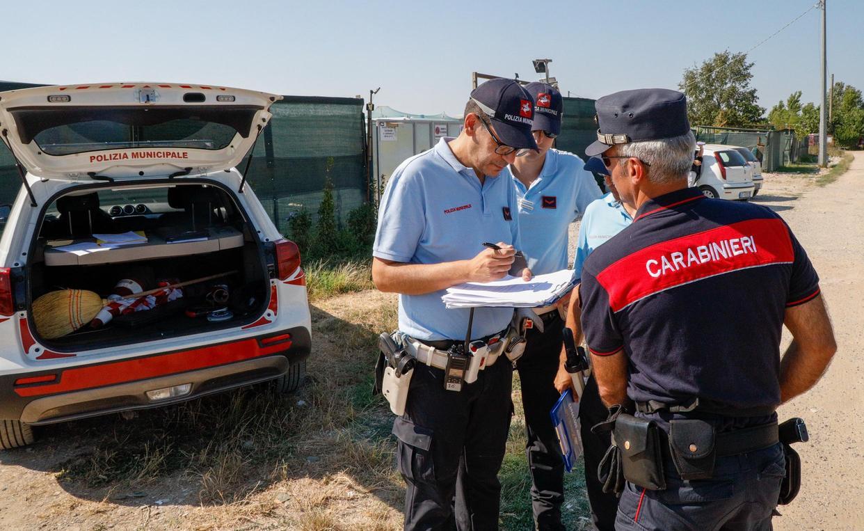 Blitz al campo sinti. Scatta il giro di vite