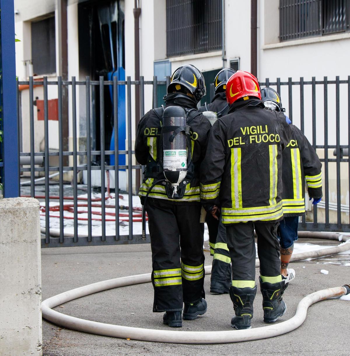 Auto in fiamme in un garage. Malore per un vigile del fuoco Auto in fiamme in un garage. Malore per un vigile del fuoco