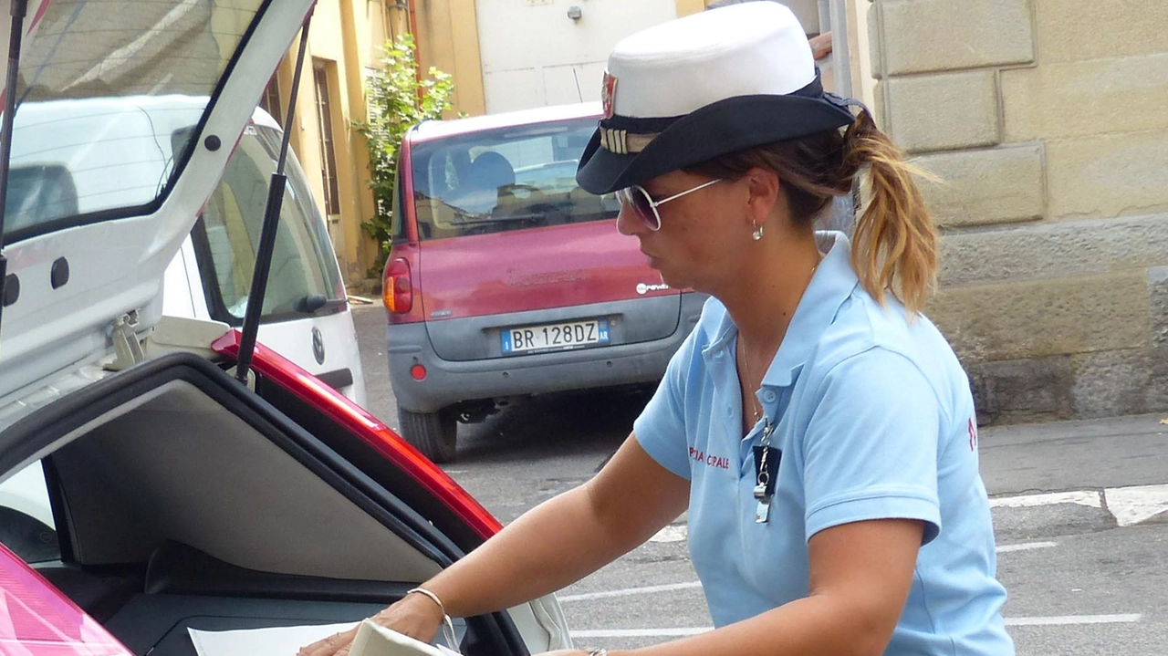 Operazioni di controllo a Pontedera: motociclo rubato e droga, extracomunitario denunciato. Successivamente, arrestati due sospetti per furto grazie alla videosorveglianza. Polizia locale ringrazia agenti per prontezza e professionalità. Operazioni di controllo a Pontedera: motociclo rubato e droga, extracomunitario denunciato. Successivamente, arrestati due sospetti per furto grazie alla videosorveglianza. Polizia locale ringrazia agenti per prontezza e professionalità.