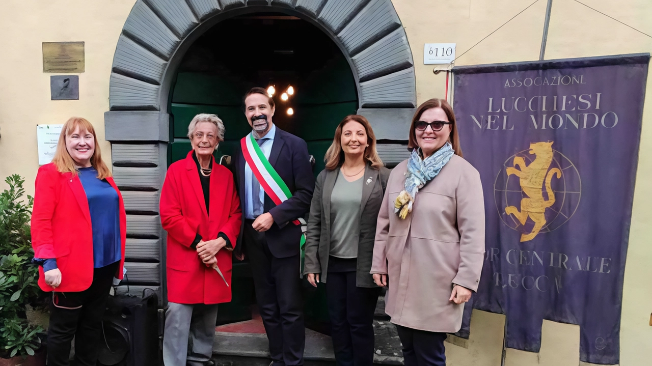 Grande partecipazione a Lucca per commemorare il viaggio di Giacomo Puccini a Celle Puccini 100 anni fa. Inaugurata la nuova sala del centenario al Museo di Celle, con presenze istituzionali e musicali di rilievo. Grande partecipazione a Lucca per commemorare il viaggio di Giacomo Puccini a Celle Puccini 100 anni fa. Inaugurata la nuova sala del centenario al Museo di Celle, con presenze istituzionali e musicali di rilievo.