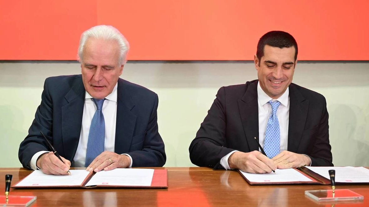 Firenze, i due presidenti di Emilia-Romagna e Toscana, Michele de Pascale ed Eugenio Giani, firmano l'accordo