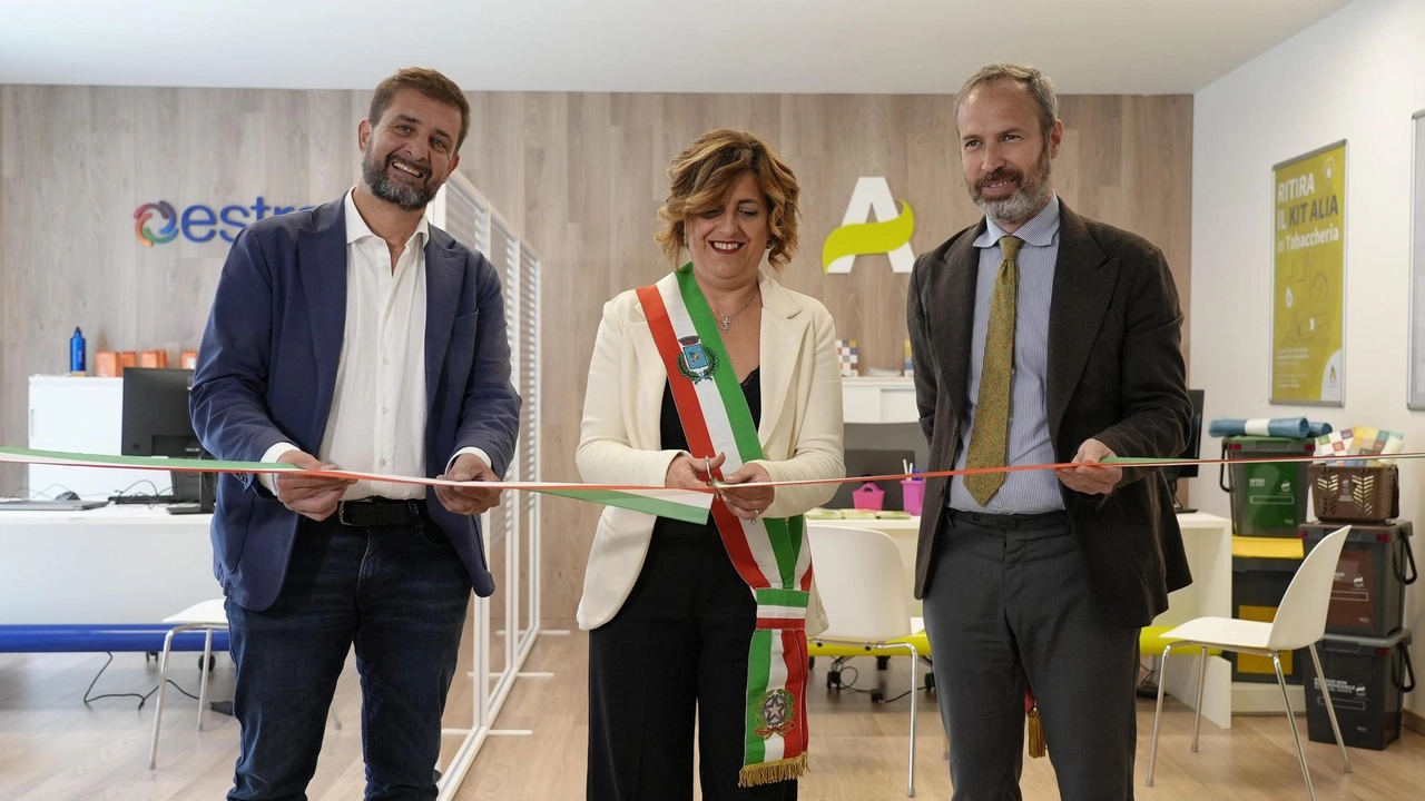 Il taglio del nastro allo sportello di Alia Multiutility ed Estra in via Braga a Vaiano Da sinistra, Nicola Ciolini (Estra), la sindaca Vivarelli e Lorenzo Perra (Alia) Il taglio del nastro allo sportello di Alia Multiutility ed Estra in via Braga a Vaiano Da sinistra, Nicola Ciolini (Estra), la sindaca Vivarelli e Lorenzo Perra (Alia)