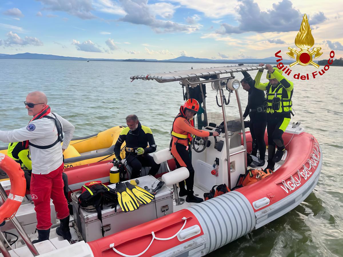 https://www.lanazione.it/image-service/view/acePublic/alias/contentid/YzJjYzcyOTAtZjA3OS00/0/emergenza-gpl-nel-lago-segnalata-fuoriuscita-di-gas-dalla-tubatura-subacquea.jpeg?f=1.90:1&w=1200
