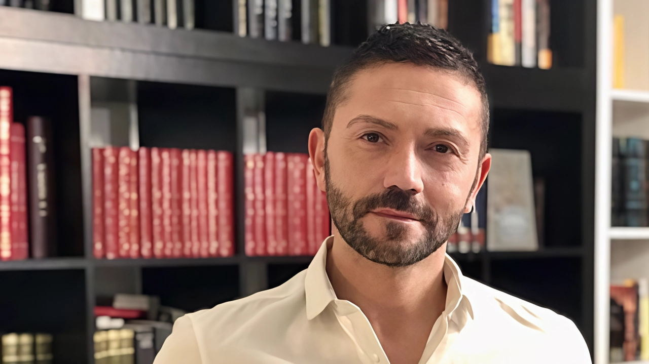 Lo scrittore Francesco Falconi oggi alle 18 alla Biblioteca Chelliana presenterà il suo ultimo romanzo «Le Fenici della Maremma» Lo scrittore Francesco Falconi oggi alle 18 alla Biblioteca Chelliana presenterà il suo ultimo romanzo «Le Fenici della Maremma»