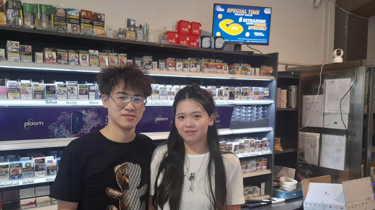 Zhang e la moglie Sonia, gestori del bar tabaccheria «La Dogana» a San Giustino Zhang e la moglie Sonia, gestori del bar tabaccheria «La Dogana» a San Giustino