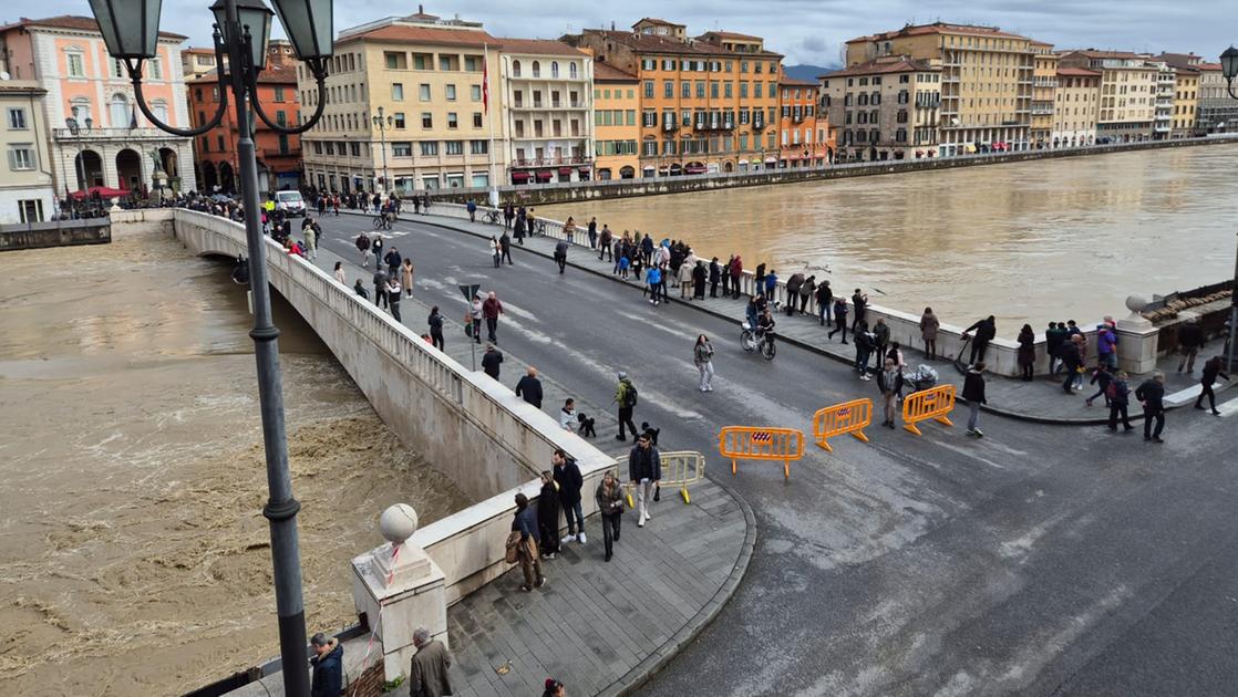 Pisa l’Arno da Lanazione.it Pisa l’Arno in piena attira i curiosi sul ponte di Mezzo