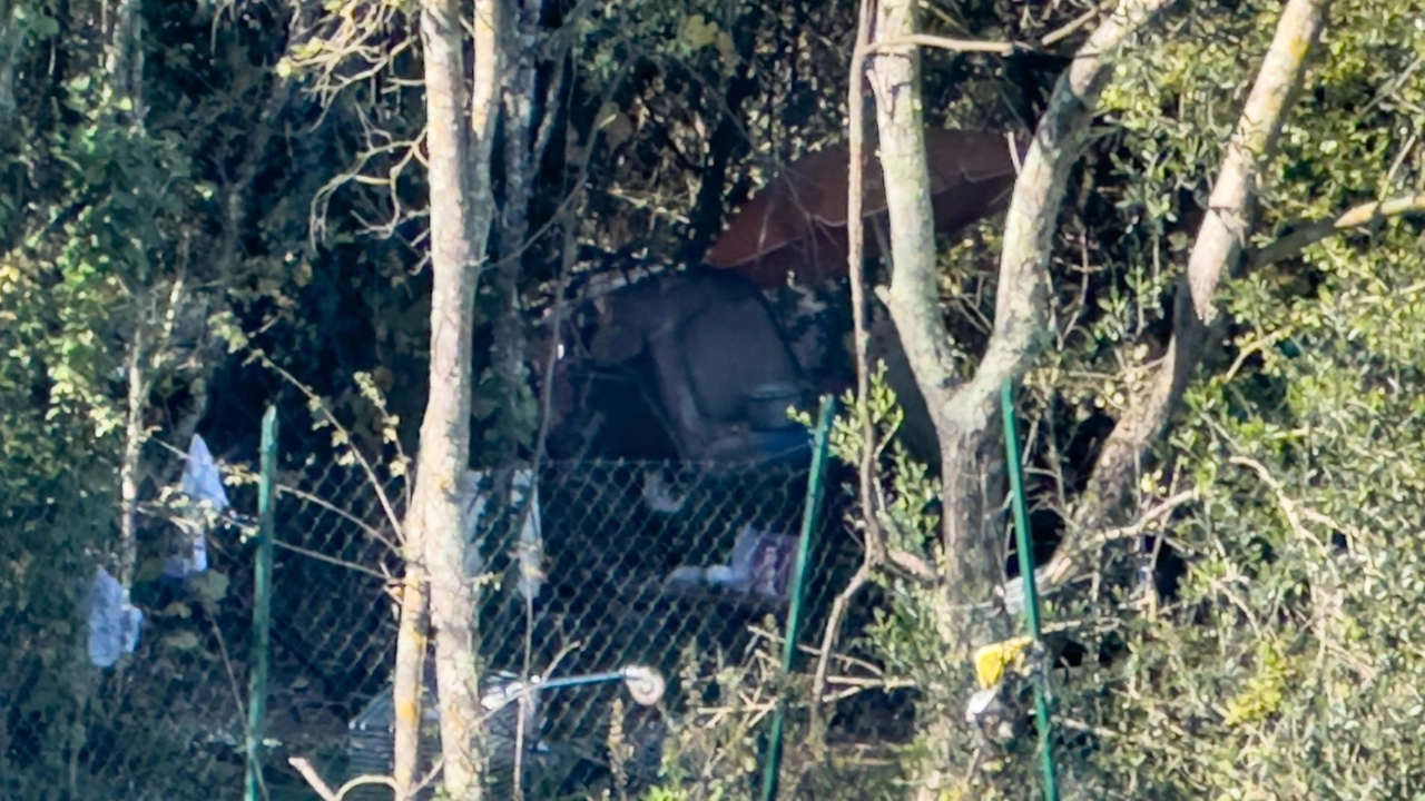 Uno scorcio della baraccopoli spuntata ai confini del parco del Mensola Uno scorcio della baraccopoli spuntata ai confini del parco del Mensola