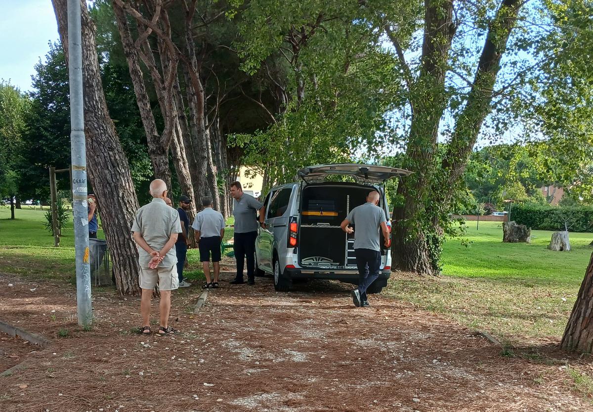 https://www.lanazione.it/image-service/view/acePublic/alias/contentid/YzJlMmMxZTItMDA3Mi00/0/il-ritrovamento-del-cadavere-di-una-donna-in-un-parco-a-viareggio.jpeg?f=1.91:1&w=1200