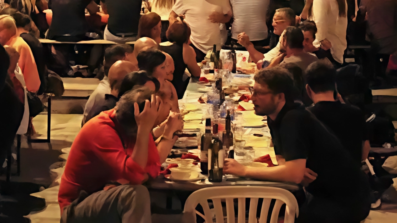 La cena del maccherone a Colcitrone, un evento che raduna sempre tantissimi commensali allo slargo registrando continui sold out.