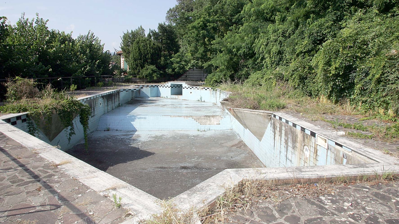 Una piscina all’interno dell’ex hotel Paradiso in stato di totale abbandono (Goiorani)