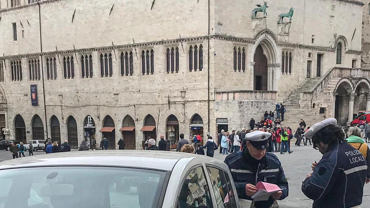 Perugia intensifica la lotta alla sosta selvaggia con controlli notturni e tariffe agevolate per favorire la fruizione della città e contrastare il fenomeno illecito. Perugia intensifica la lotta alla sosta selvaggia con controlli notturni e tariffe agevolate per favorire la fruizione della città e contrastare il fenomeno illecito.