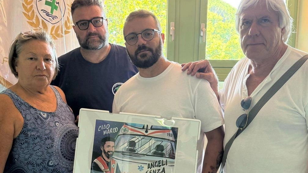 L’artista Antonio Federico ha donato l’opera alla Croce Verde del Forte L’artista Antonio Federico ha donato l’opera alla Croce Verde del Forte
