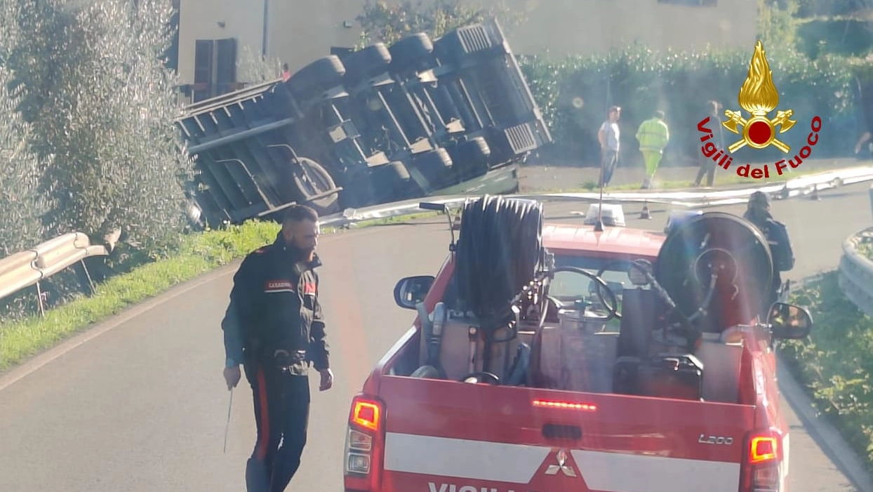 Il camion rovesciato e i soccorsi. L'incidente è accaduto nel territorio comunale di Orvieto Il camion rovesciato e i soccorsi. L'incidente è accaduto nel territorio comunale di Orvieto