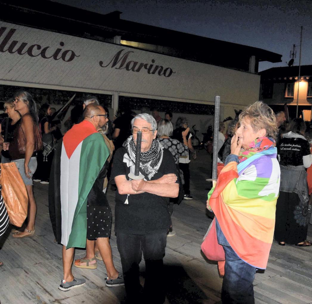 https://www.lanazione.it/image-service/view/acePublic/alias/contentid/YzM0M2Y3YzktYWRkZS00/0/un-minuto-di-silenzio-per-la-palestina.jpeg?f=1.90:1&w=1200