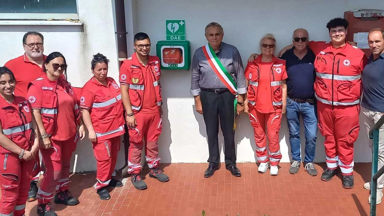 Il sindaco Riccardo Varese con i volontari della Cri di Albiano Magra davanti al Dae Il sindaco Riccardo Varese con i volontari della Cri di Albiano Magra davanti al Dae