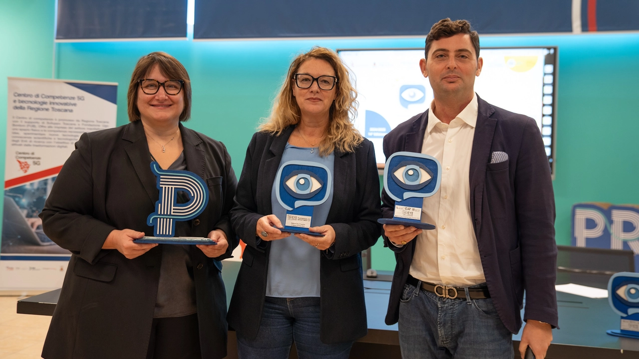 L'assessore Benedetta Squittieri, la sindaca Ilaria Bugetti e Luca Taddei di EYE